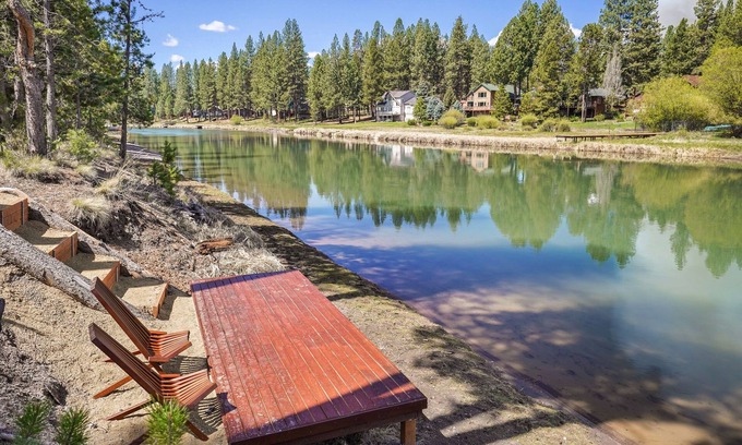 Oregon Water Wonderland Casa | Spectacular River Front Access, Hot Tub, Ping Pong, South of Sunriver Resort