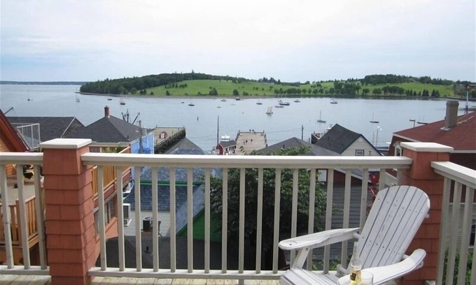 Lunenburg Waterfront Apartamento | Espectacular Loft con vista al mar con vista al puerto de Lunenburg en el corazón de la ciudad