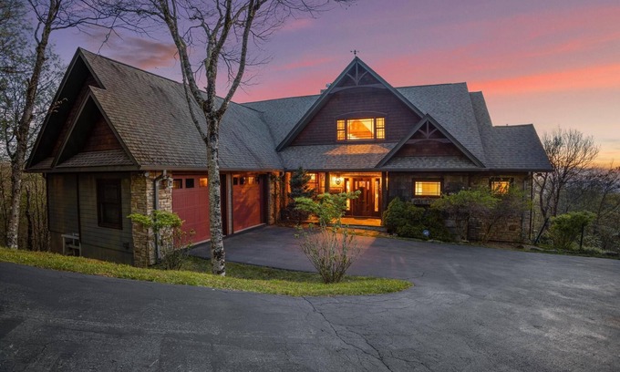 Beech Mountain Casa | Spectacular Spacious Home Atop Beech Mountain