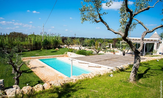 Alberobello Villa | Trulli villa con piscina privada rodeada de matorral mediterráneo