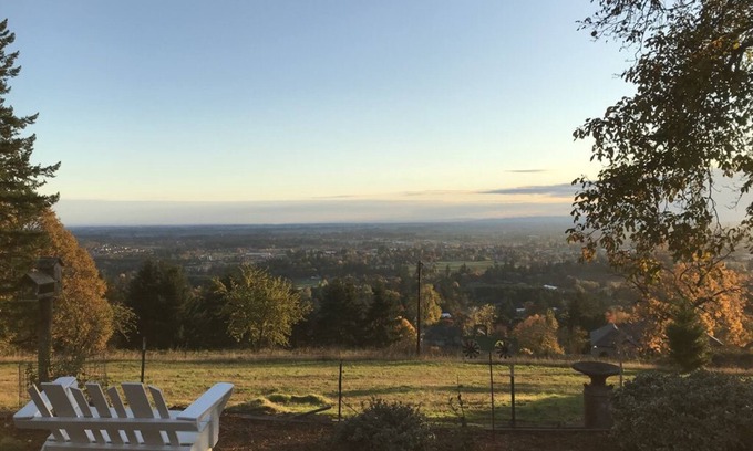 Newberg Casa | Spectacular Valley View in Wine Country