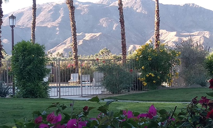 Rancho Mirage Condominio | Spectacular view just steps to pool at Sunrise Country Club Aug/Sept promotion