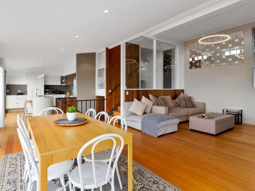 Mount Nelson Casa | Spectacular Views - 5 Bedroom House and Unit - Free Parking - Free WIFI