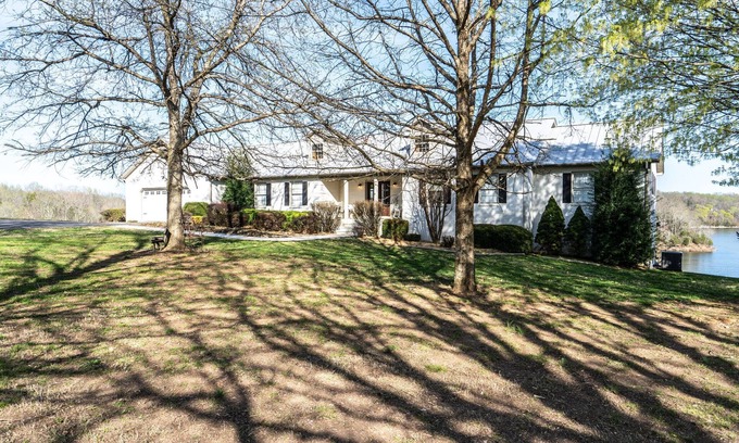 Winchester Cabina | Spectacular views and location on Tim's Ford Lake!