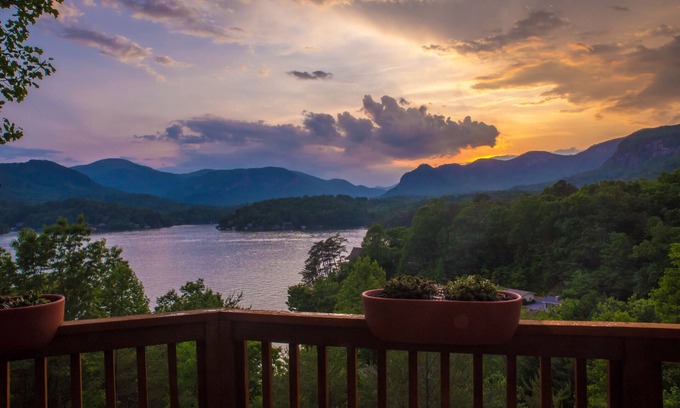 Lake Lure Casa | Espectaculares vistas desde la espaciosa y moderna casa frente al lago