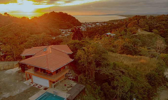 Pajaro Azul Casa | Spectacular views of mountains AND Pacific-10 min from beach