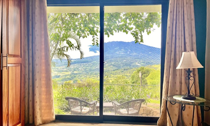 Jaramillo Apartamento | Espectaculares vistas al volcán y jardines privados.
