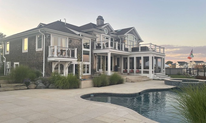 Massapequa Casa | Spectacular Waterfront Montauk Beach house In Massapequa, LI
