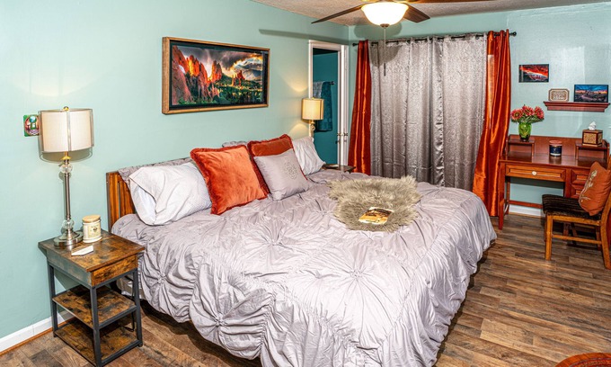 Speedway Casa | Speedway Pit Stop Bungalow in the heart of Speedway. Walk to IMS, & Restaurants