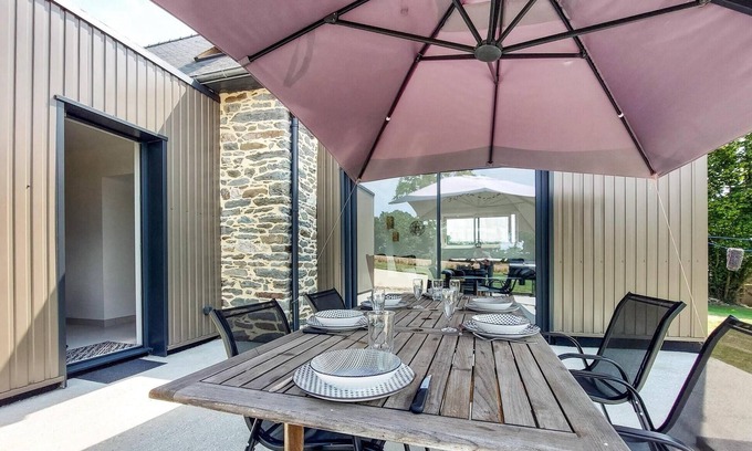 Rohan Casa | Spend a peaceful holiday in this stylishly renovated holiday home.