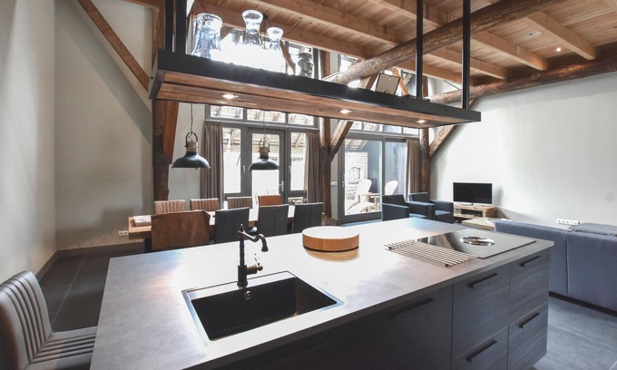 Dwingeloo Casa | Spend a relaxing family vacation in this comfortable vacation home with outdoor wellness.