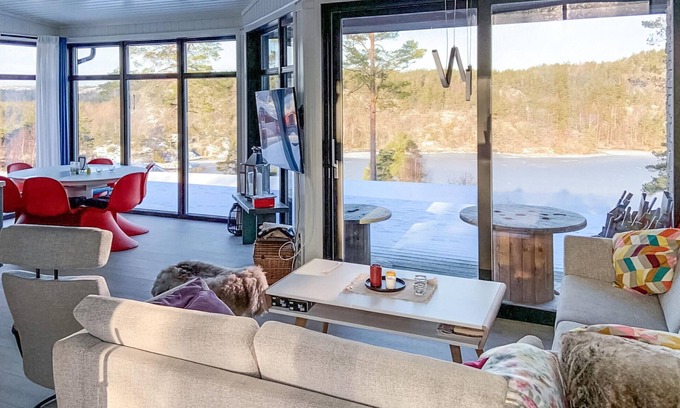Kragero Casa | Spend an idyllic island vacation in this enchanting vacation home by the fjord.