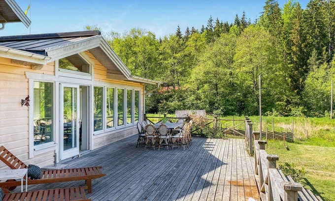 Nashulta Casa | Spend an unforgettable time in this charming Swedish wooden house by the lake.