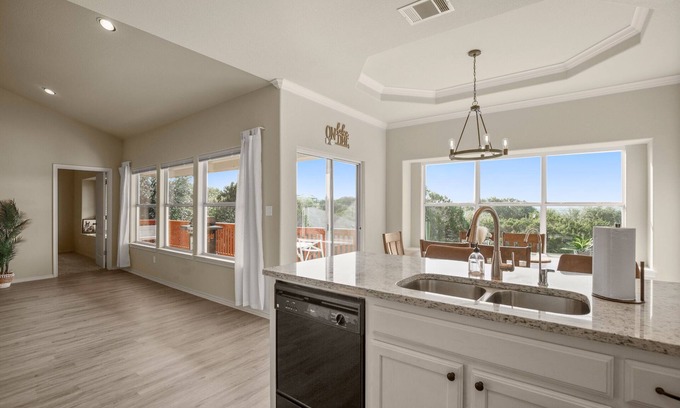 Waterford On Lake Travis Casa | Spend the Holidays at the Lake! SPECIALS! Free Golf Cart! Lake Travis Access!