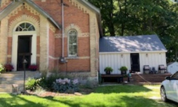 Flesherton Casa | Spend the holidays in the beautiful Beaver Valley at the Vandeleur Schoolhouse.