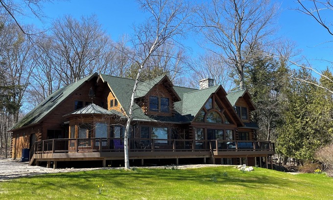 Northport Cabina | Spend the summer at this pristine house on Grand Traverse Bay!
