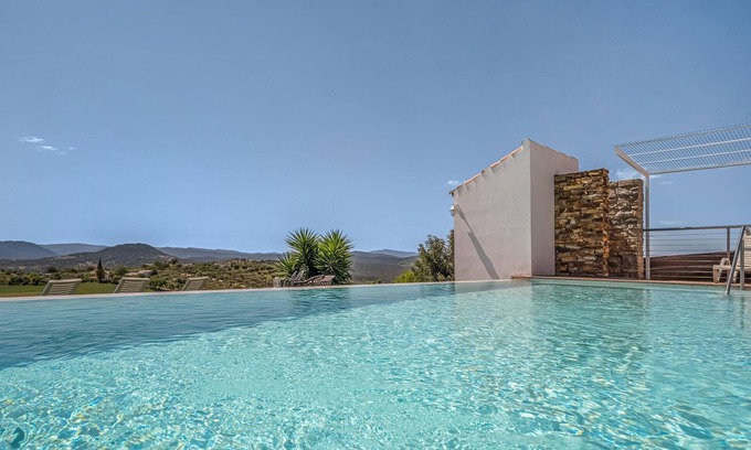 Prado del Rey Casa | Spend the vacation in this inviting cottage with magnificent mountain panorama.