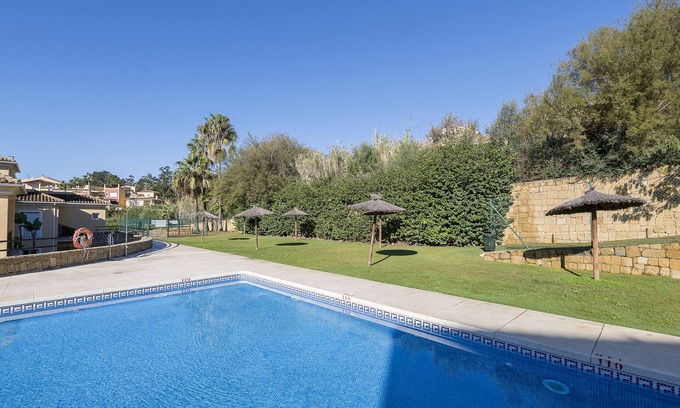 Guadiaro Casa | SPIKES - Gran apartamento en urbanización con piscina comunitaria cerca de la playa - Wi