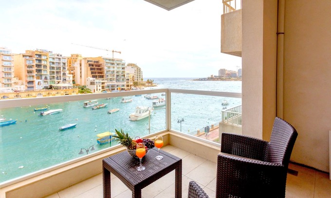 St. Julian's Apartamento | Spinola Bay 2BR flat with Sea Views & Terrace