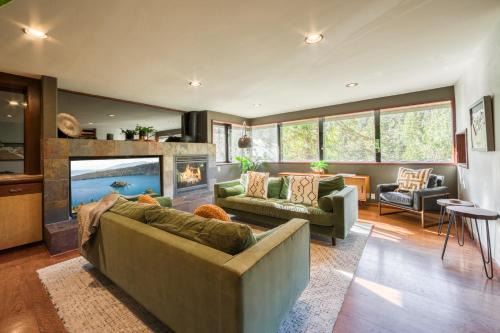 Alpine Meadows Casa | Spire Chalet at Alpine Meadows - 4BR W Hot Tub and Ski Shuttle