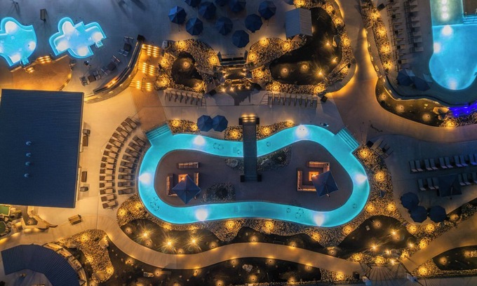 Wears Valley Cabina | Splash at the Resort Waterpark, Unwind Fireside & Soak in the Hot Tub - Lazzee River Getaway