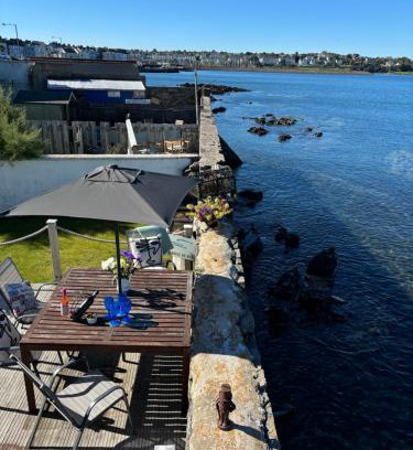 Bangor Casa | Splash Cottage beach house with Sea lapping Garden