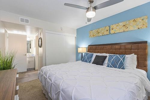 Paradise Valley Village Apartamento | Splash Into Family Fun! Kid-Friendly, King Beds & Parking - C254