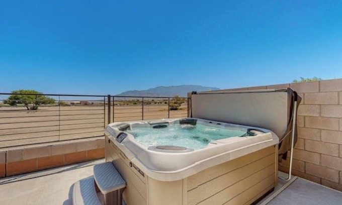 North Valley Casa | Splendid Balloon Fiesta House w/Hot Tub