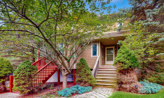 McHenry Hotel | Splendid dog-friendly home with hot tub, deck, free WIFI & gas grill