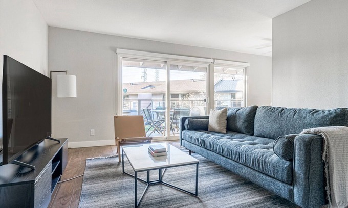 Foster City Apartamento | Splendid Foster City 2BR w/ Pool, W/D, Gym, near highways, by Blueground