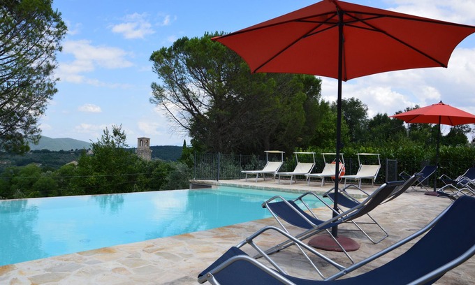 Gualdo Cattaneo Villa | Espléndida villa privada para 12 personas con piscina y olivos.