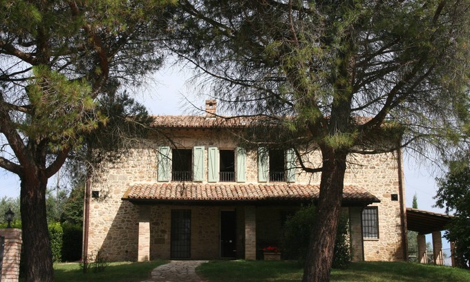 Gualdo Cattaneo Villa | Villa para 12 personas, piscina, ideal para familias y amigos.