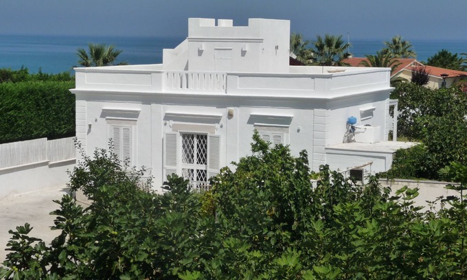 Trani Villa | Esplendida villa antigua restaurada a 150 metros del mar. Tres habitaciones
