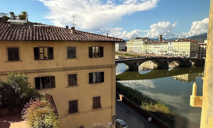Santo Spirito Apartamento | Splendid waterfront views in central Florence, wine tasting included!