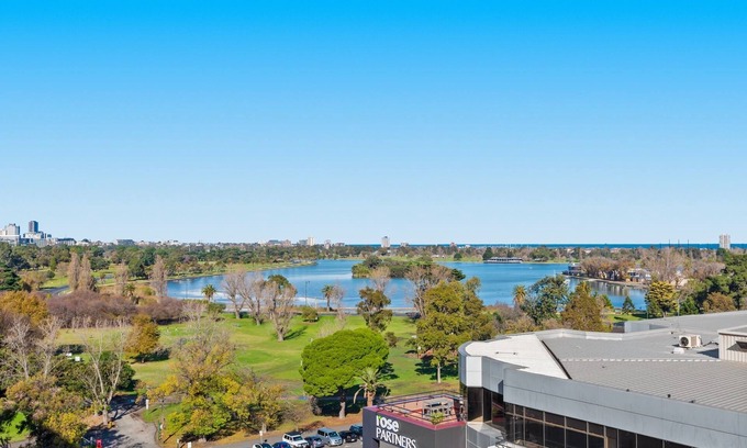 South Melbourne Apartamento | Split-Level 2BR with City-View and Separate Study
