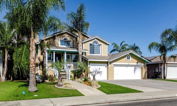 Greenacres Casa | Split-level NW Bakersfield Home with Outdoor Oasis