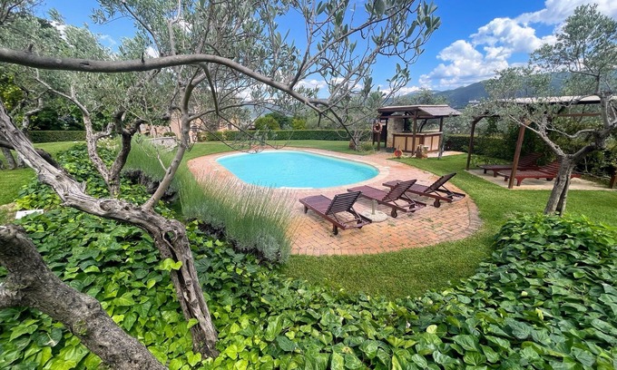 San Brizio Villa | SPOLETO TRANQUILITA + PISCINA. Duerme 20. WIFI. AMPLIOS TERRENOS PRIVADOS