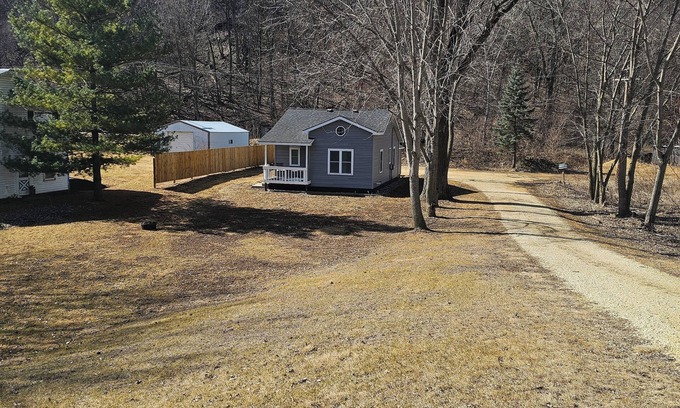Guttenberg Casa | Spoonbills Vacation Rental across the road along the Mississippi River