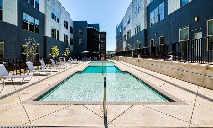 Downtown Memphis Apartamento | Sports Fan's KING SUITE downtown with POOL & GYM