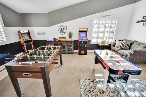 Green Valley North Casa | Sports Themed-Automated King Bed-Family Friendly-5 miles to Strip