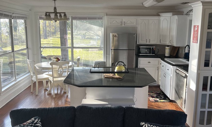 Lottie Casa | Sportsman's Paradise Secluded Home With Guest House.