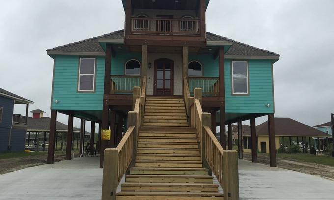 Hackberry Casa | ¡Nuevo gran campamento personalizado en el canal de barcos de Calcasieu!