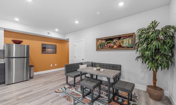 Center City Apartamento | Sprawling 8 Bed Complex, Pool Table, Parking!