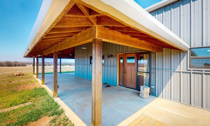 Pawnee Casa | Sprawling retreat with two lodges, entertainment