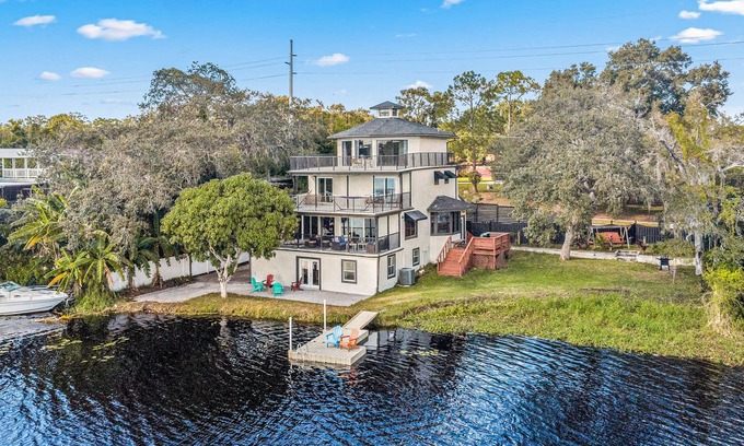 Temple Crest Casa | Sprawling river view estate with game room, dock, kayaks, grill, & fishing gear