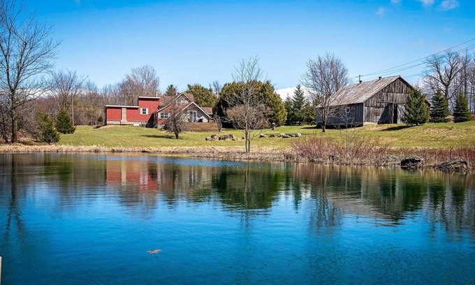 The Blue Mountains Otro | Sprawling spacious farmhouse 5 minutes away from Blue Mountain Ski Resort.