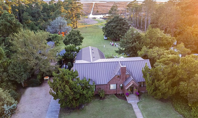 Wanchese Casa | Sprawling Waterfront Estate on The Outer Banks of North Carolina. Sleeps 12