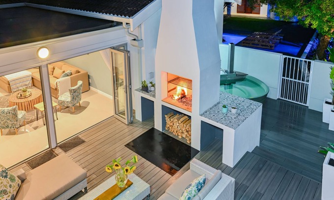 Bloubergstrand Villa | Spray Villa - Tranquil oasis with hot tub and pool only 500m from the beach!