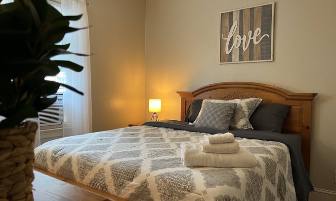 Elmhurst Apartamento | Spread Out In Providence!