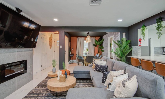 Spring Branch Central Casa | Spring Branch Getaway Ft. 5BD/2BA, Pool & Hot tub